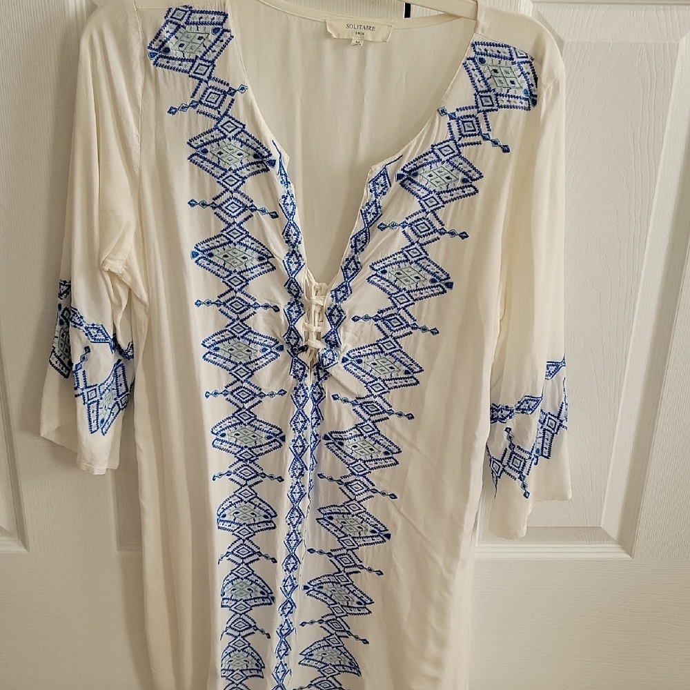 Kut from the Kloth Ivory and Cobalt Embroidered Tunic